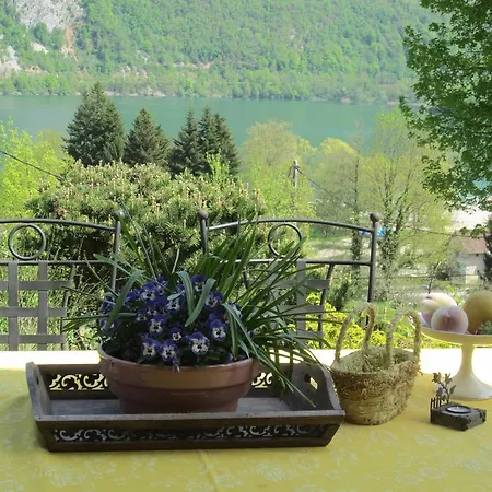 Bed & Breakfast Fleurs Du Lac Novalaise