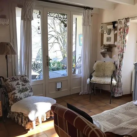 Bed & Breakfast Fleurs Du Lac Novalaise